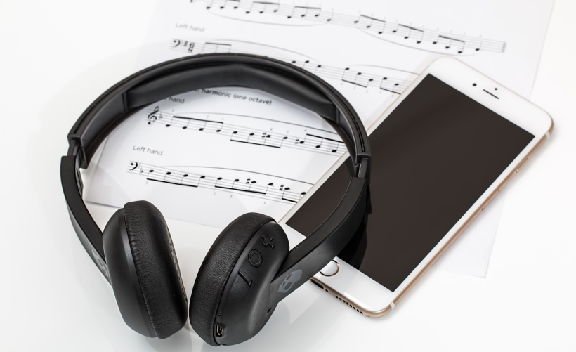 如何找到电脑中的音量调节图标？