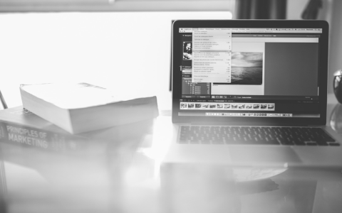 如何在电脑上查找已插入的U盘?