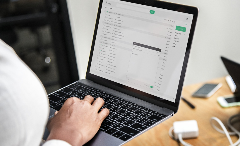 如何找到Windows 7系统中的宽带连接设置？