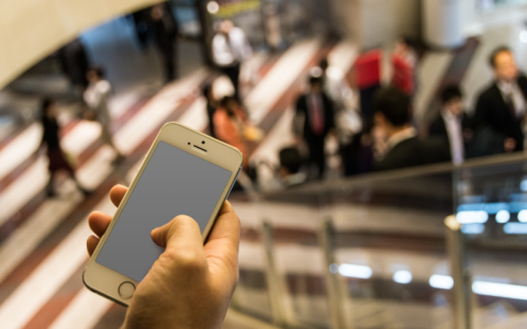 如何找到一加手机中的语音助手功能？