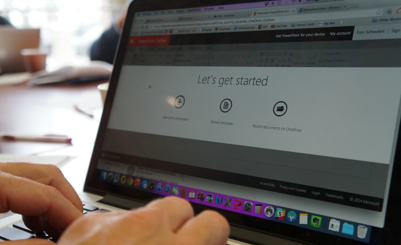 如何找到并设置Surface电脑的开机启动项？