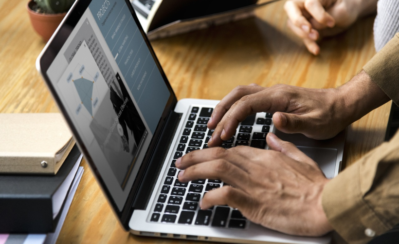 如何找到并设置Surface电脑的开机启动项？