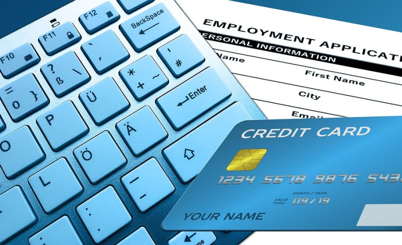 如何在电脑中查找已插入的U盘位置？