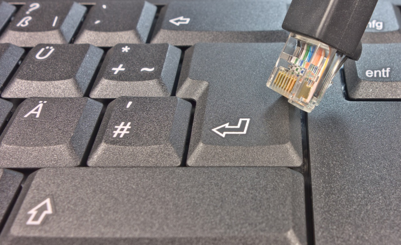 如何在电脑中查找已插入的U盘位置？