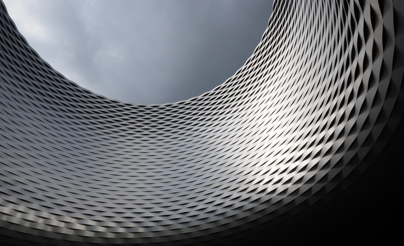 如何定位PE工具在硬盘中的具体位置？