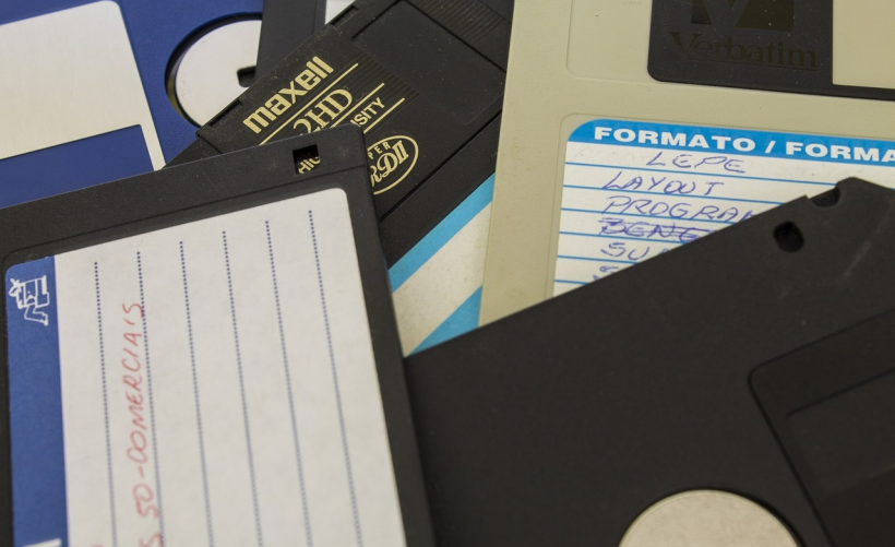 如何找到电脑设置中的软盘选项？