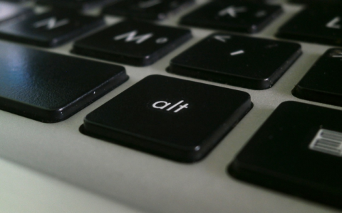 如何找到戴尔XPS 13的电源按钮？