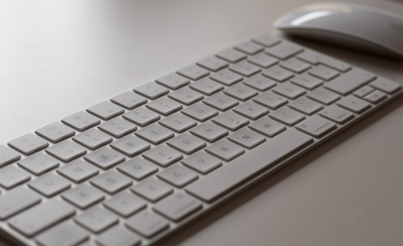 如何找到戴尔XPS 13的电源按钮？