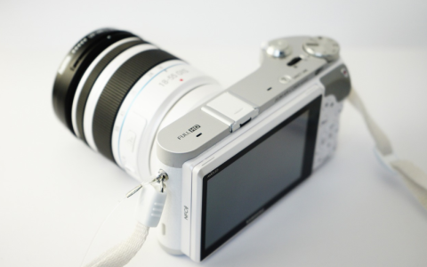 如何在QQ视频中配置摄像头设置？