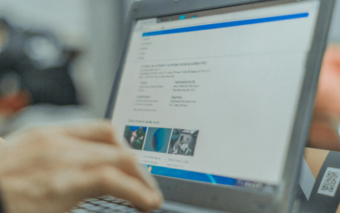 如何找到Windows 10中的Internet属性设置？