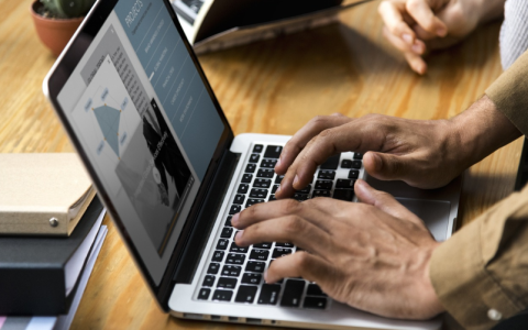 如何找到并设置华硕电脑的开机启动项？