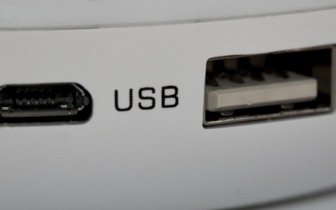 如何找到U盘格式化的选项?