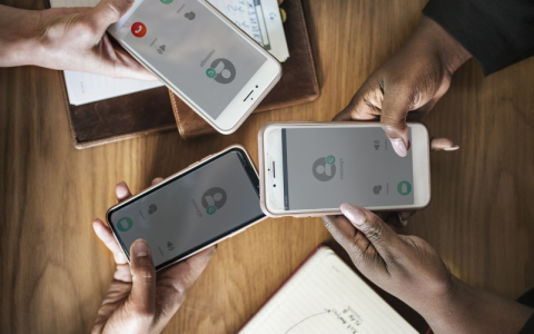 如何在Windows 10中配置以保持屏幕常亮不进入锁屏状态？