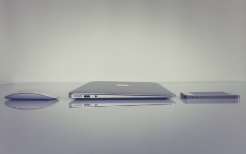 如何在苹果12上快速启用手电筒功能？