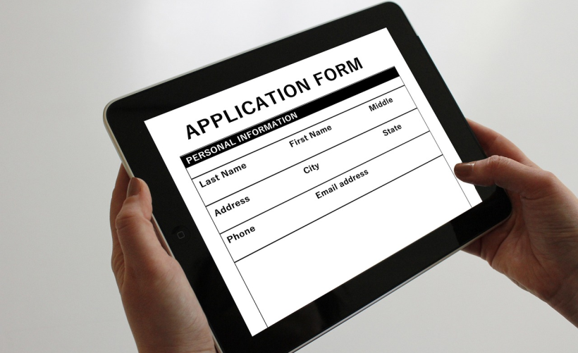 Windows 10中的小工具隐藏在何处？