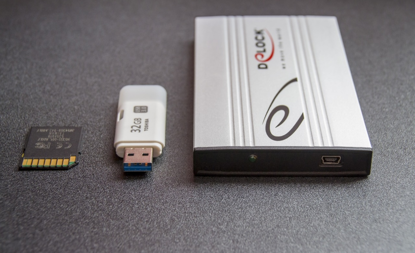 如何定位并找到电脑中的U盘备份文件？