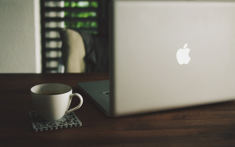 如何调整MacBook的启动时间设置？