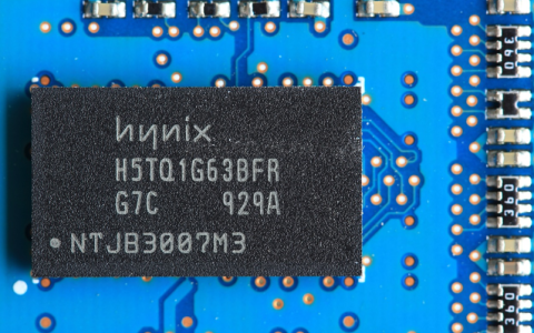 如何查看电脑中的运行内存条位置？