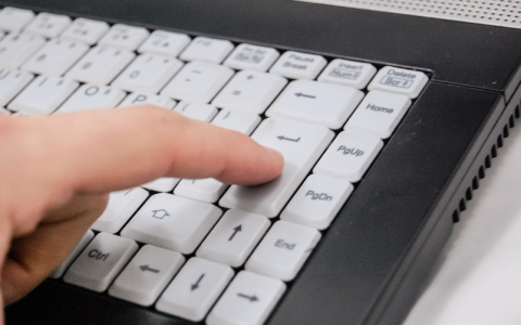 戴尔电脑如何配置USB启动选项？