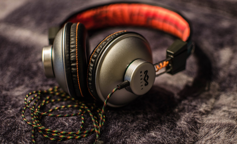 如何在Windows 10中调整耳机音量设置？