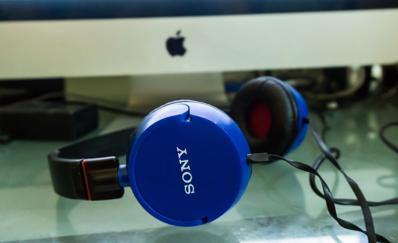 如何在Windows 10中调整耳机音量设置？