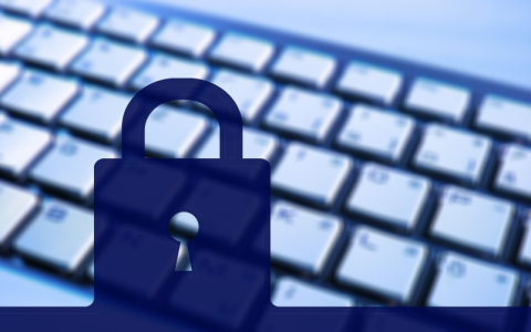 如何在电脑上查找已插入的U盘？