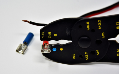 为何MFC9140CDN打印机在开机时没有任何反应？