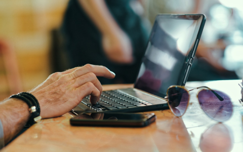 网吧电脑的U盘插口在哪里可以找到？