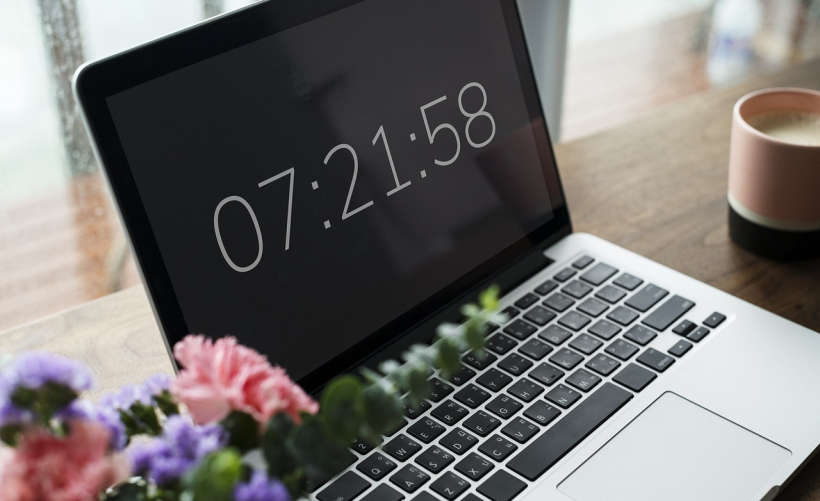 如何在BIOS或UEFI中设置U盘启动选项？