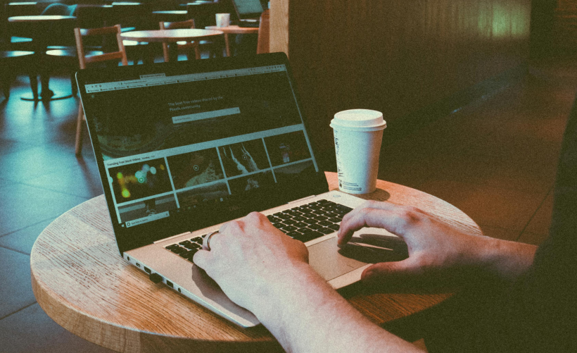 如何找到并调整电脑显示器的休眠设置？