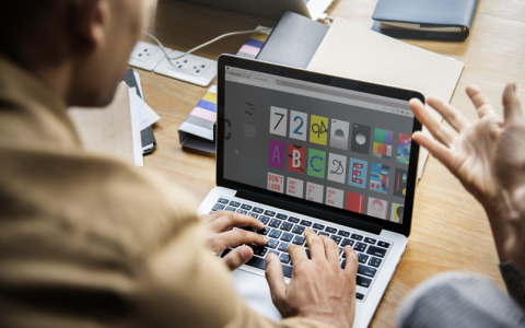 如何在Windows 10中找到并启用快速启动功能？