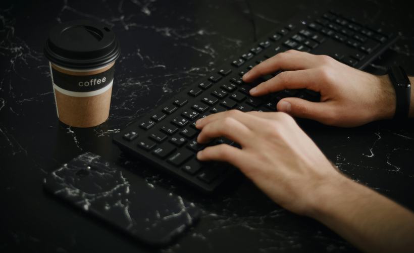 如何在电脑上启用和切换输入法？