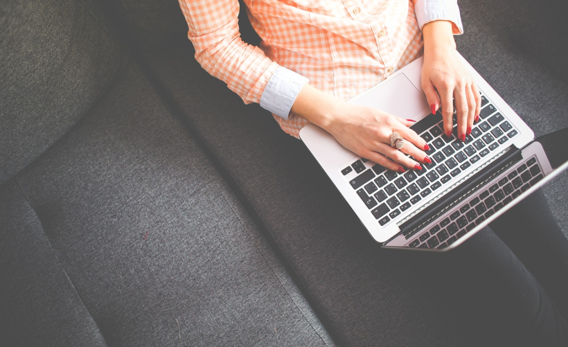 如何在电脑上启用和切换输入法？