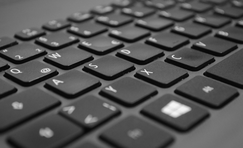 如何找到并设置电脑的出厂恢复键？