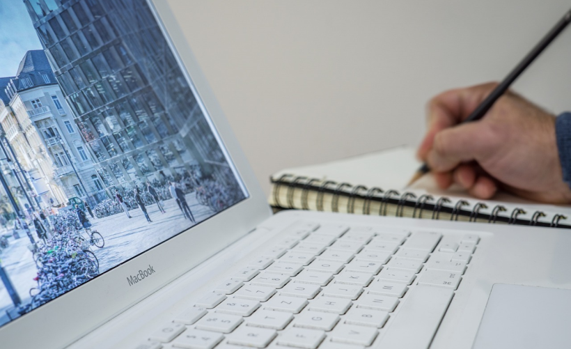 如何找到并设置电脑的出厂恢复键？