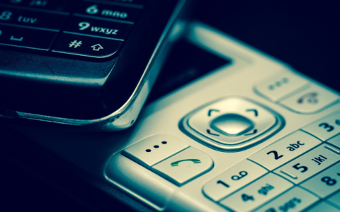 如何调整显示器的休眠设置？