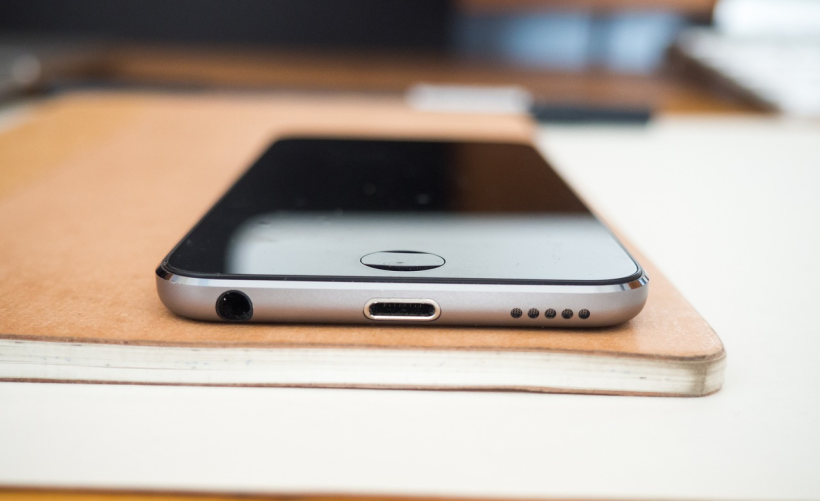 如何定位华为电脑中的U盘接口位置？