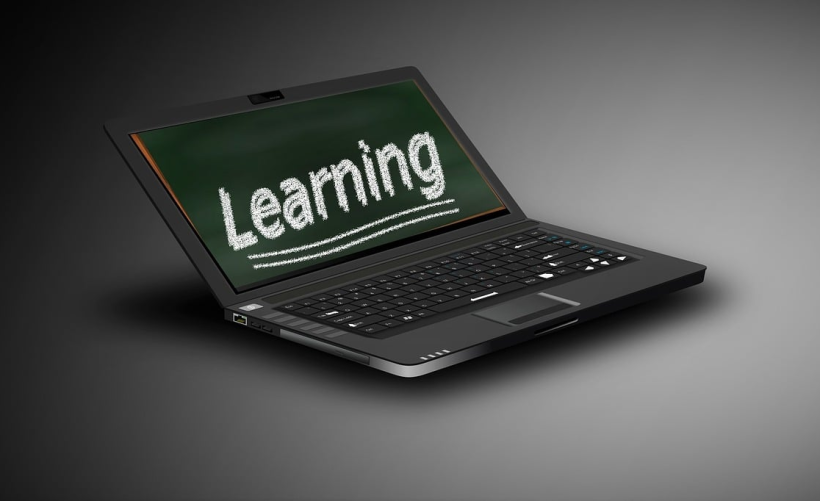 华硕平板电脑的U盘接口位于何处？