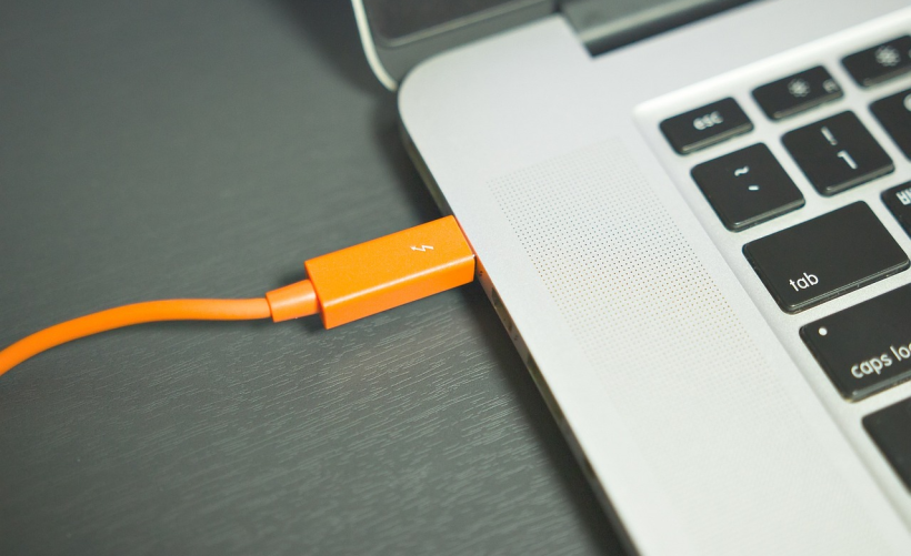 华硕平板电脑的U盘接口位于何处？