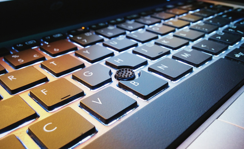 如何解锁电脑键盘，设置中的哪个选项可以帮我解决这个问题？