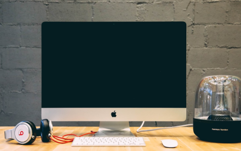 如何找到并设置苹果Air的开机键？