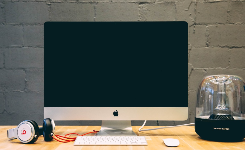 如何找到并设置苹果Air的开机键？