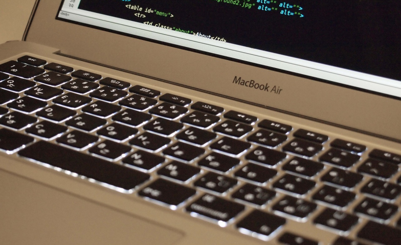 如何找到并设置苹果Air的开机键？