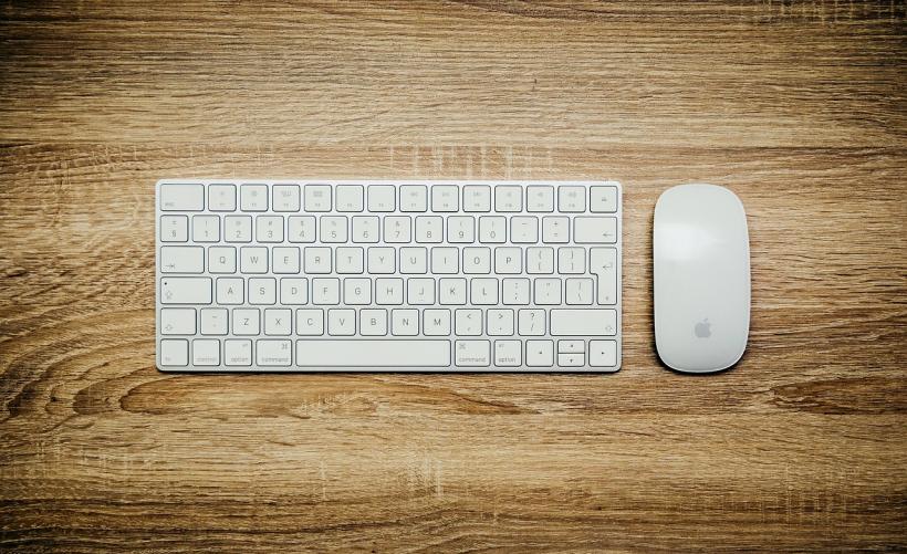 如何找到并设置苹果Air的开机键？