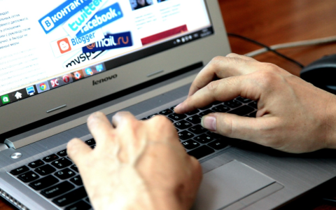 如何快速找到笔记本电脑的USB接口位置？