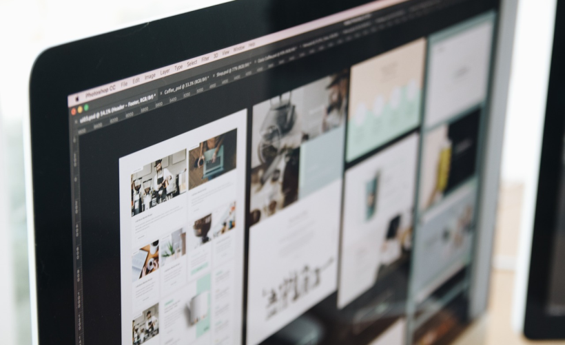 如何访问设备管理器以查看电脑硬件信息？