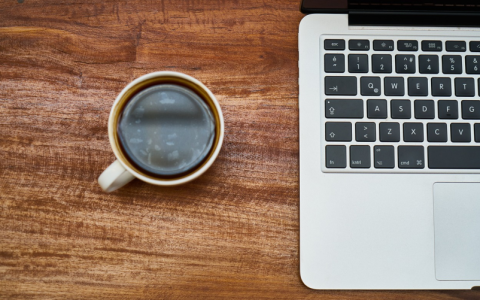 如何找到并设置电脑的唤醒选项?