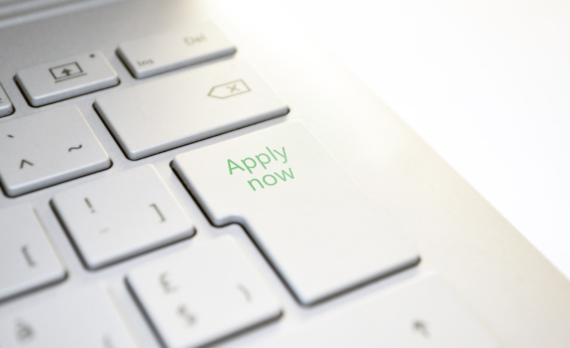 如何找到主板上BIOS电池的位置？