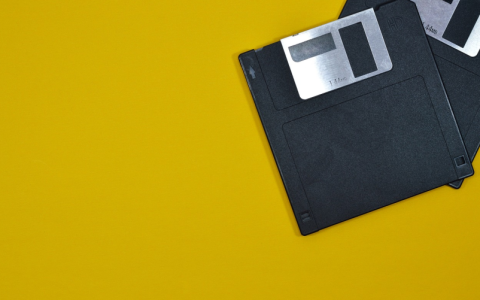 如何找到并格式化U盘的正确位置？