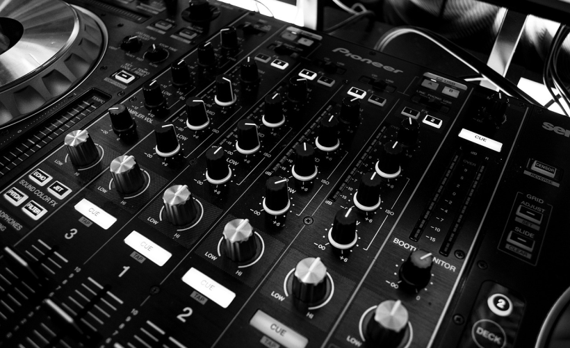 如何在我的电脑上启动打印机？